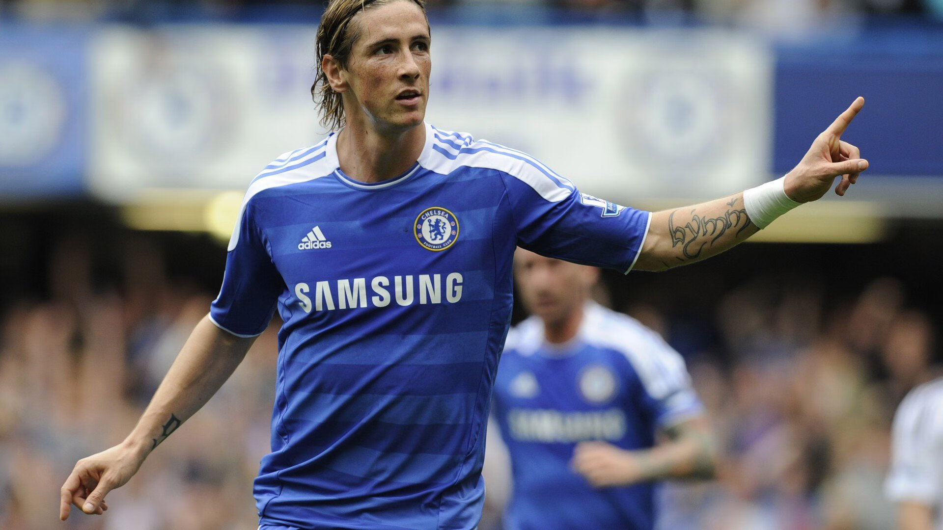 -跳水高难动作波兰稳健完成，波兰跳伞者误降足球比赛现场